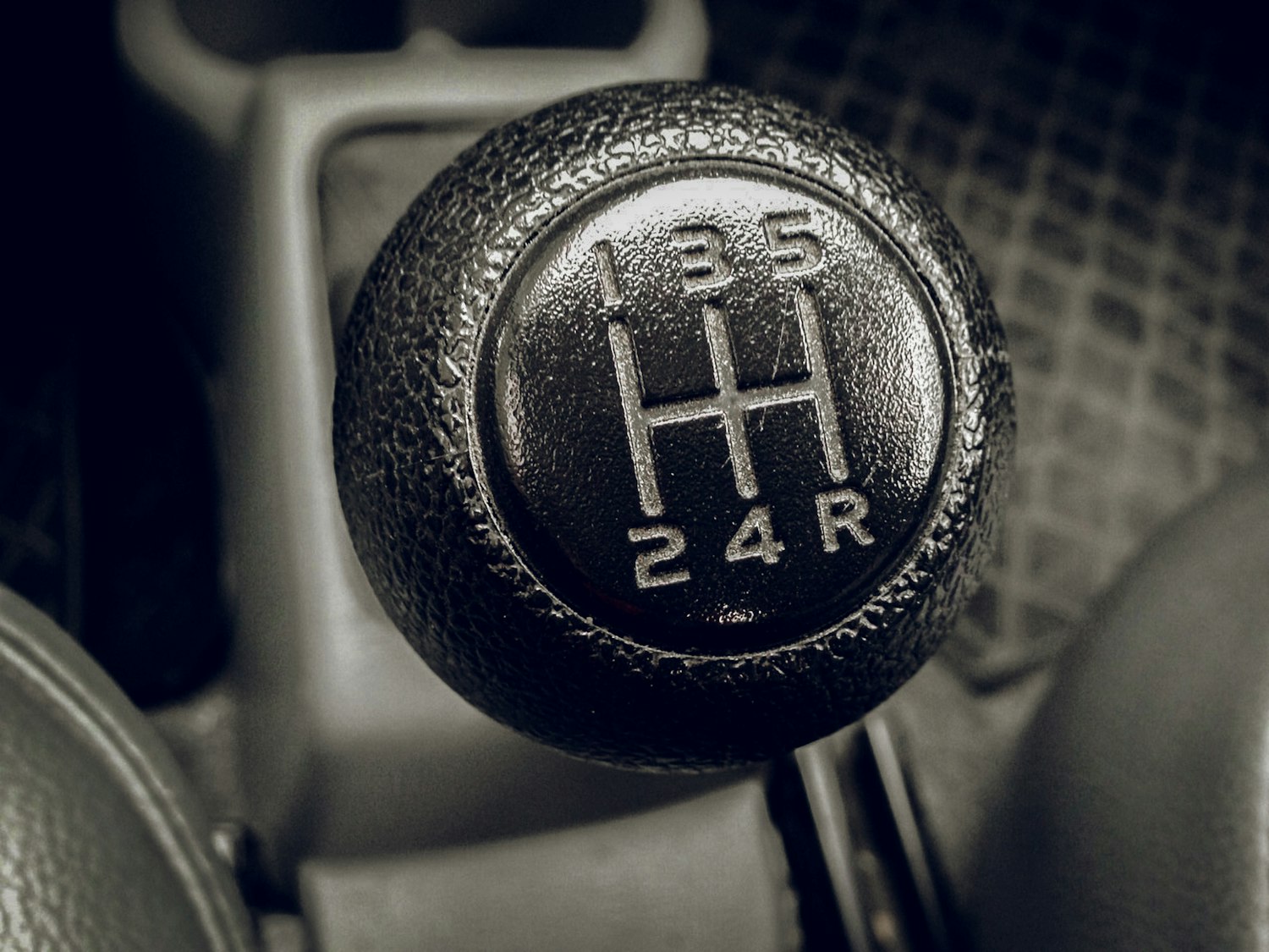 Manual gear shifter